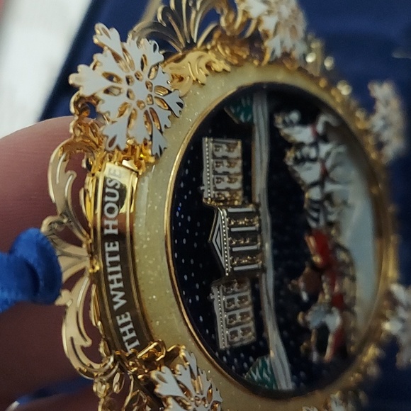 2004 White House Christmas Ornament, A First Family's Sleigh Ride - Picture 6 of 7